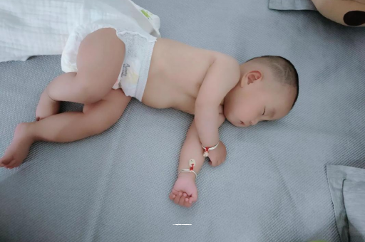 福鼎三个月宝宝抬头不稳